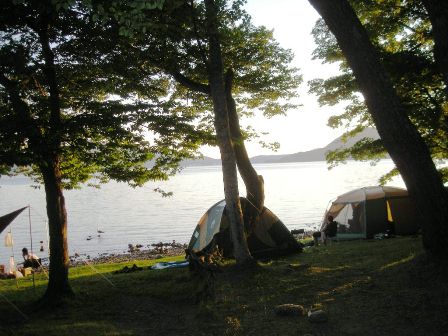 056川辺のテント