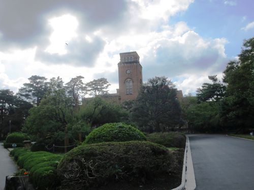 何かしら怖ろしい講堂039