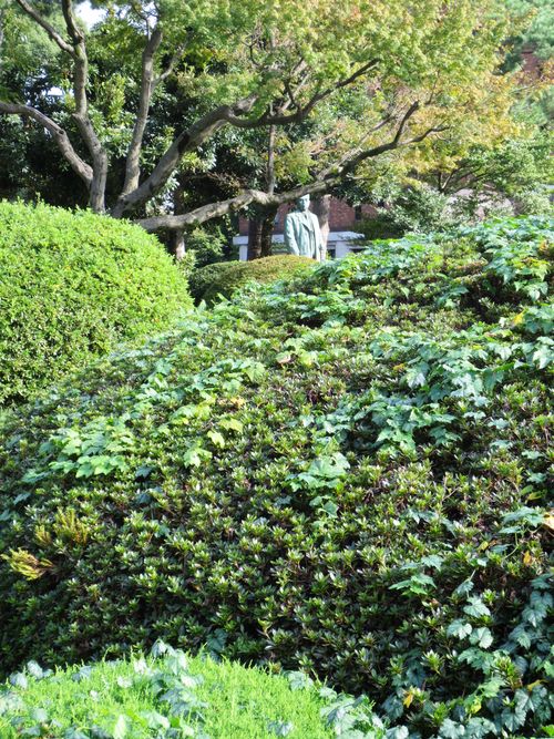 此方を見ている人048